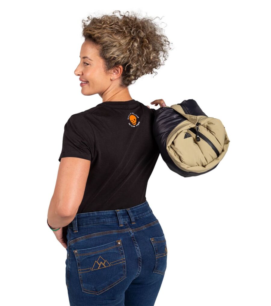 Chaqueta Térmica de Plumas Wendigo Mujer Beige, Vista Trasera con Bolsa de Compresión