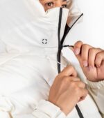 Chaqueta Térmica de Plumas Wendigo Mujer Blanco, detalle de Cuello con Cremallera