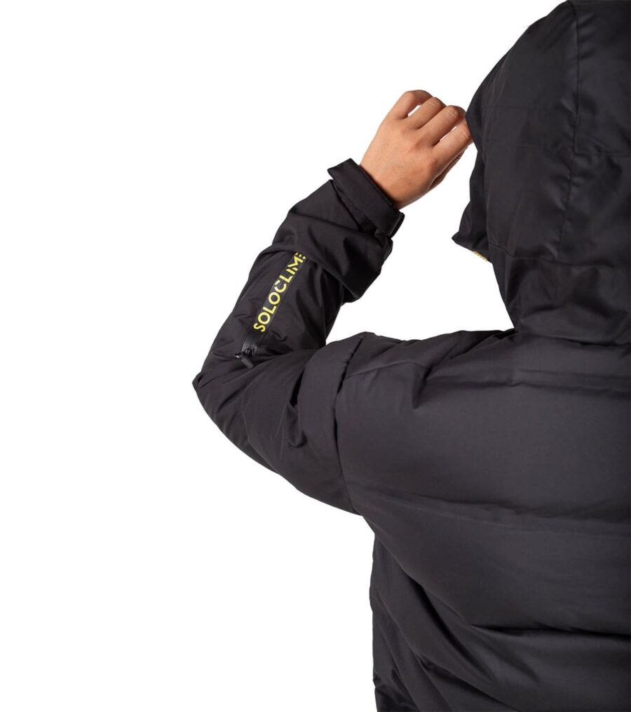 Chaqueta Térmica de Plumas Wendigo Mujer Negro y Amarillo, detalle de Manga con Logo