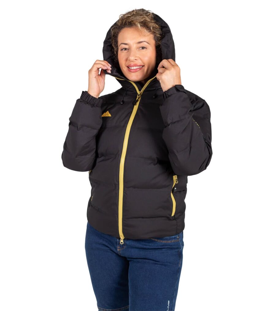 Chaqueta Térmica de Plumas Wendigo Mujer Negro y Amarillo, Vista Frontal Sujetando La Capucha