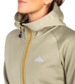 Forro Polar Veletta Mujer Beige, detalle de Logo En El Pecho