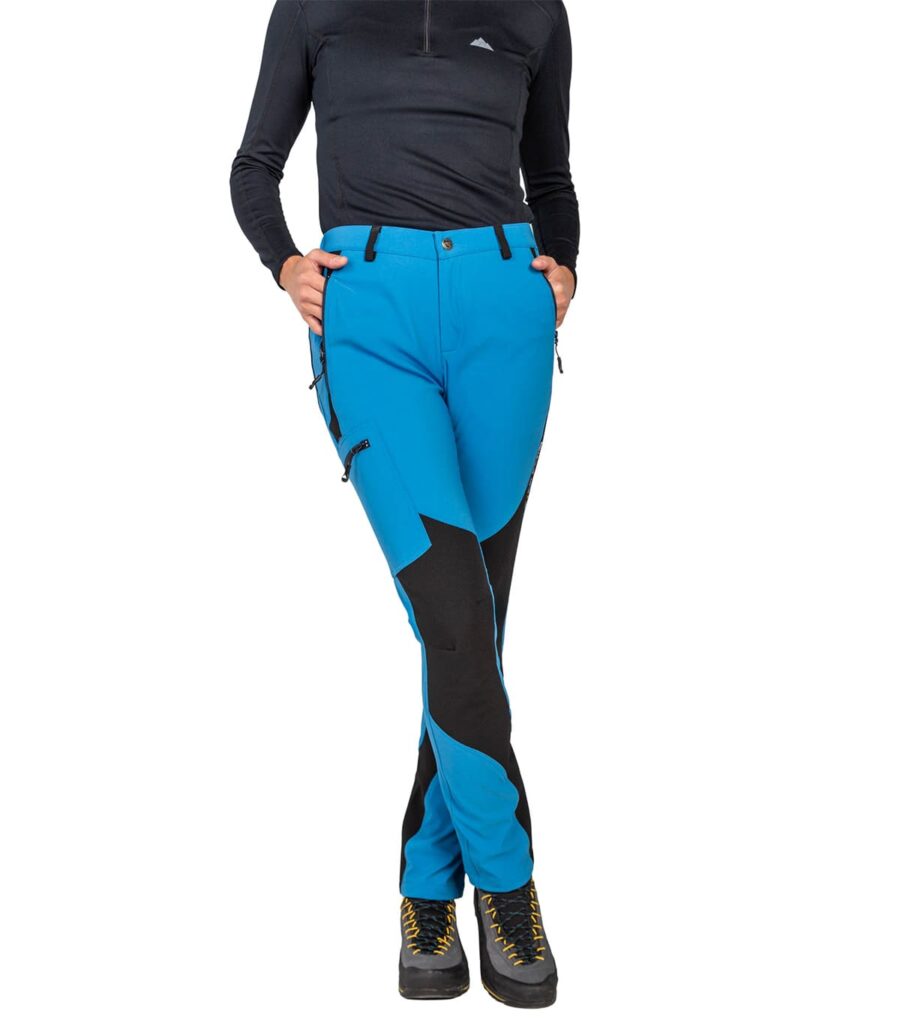 Pantalón Badille Mujer Azul, Vista Frontal con Piernas Cruzadas