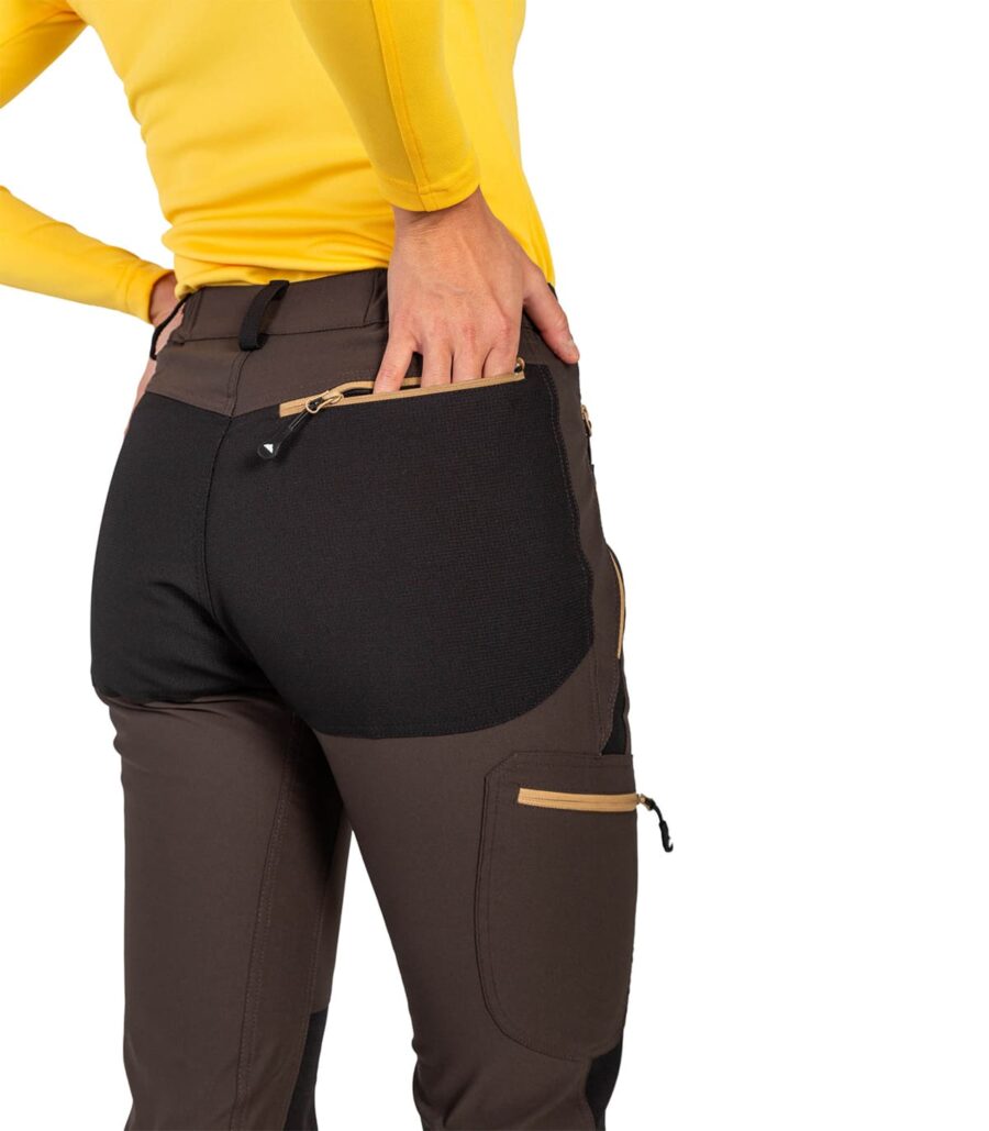 Pantalón Badille Mujer Tierra, detalle de Bolsillo Trasero