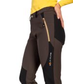 Pantalón Badille Mujer Tierra, detalle de Logo Lateral