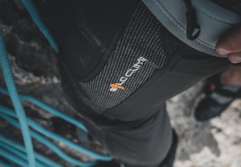 Detalle del tejido Flextrong para pantalones técnicos de escalada y montaña