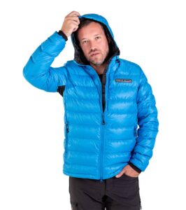 chaqueta de plumas khumbu ultra lite azul hombre ajustando capucha